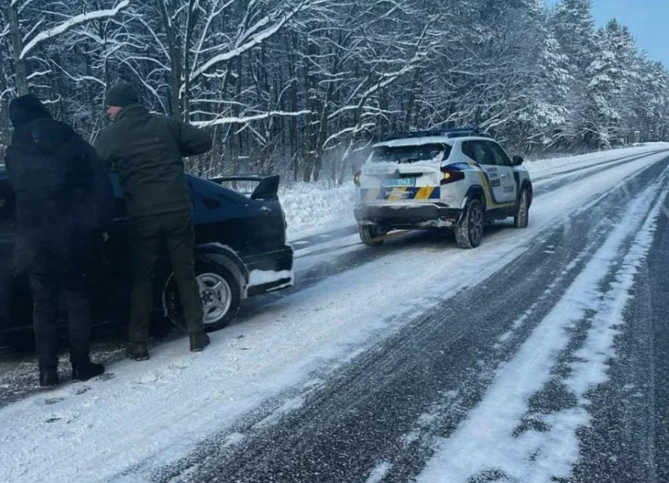 На Житомирщині поліцейські врятували водійку, яка з’їхала в кювет