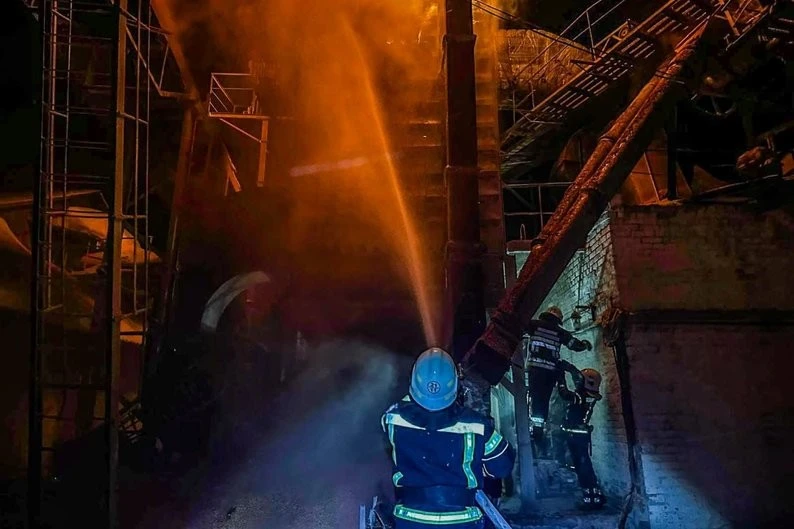 На Бердичівщині рятувальники загасили пожежу в зерносушарці: знищено 3 тонни кукурудзи