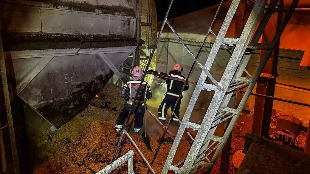 На Бердичівщині рятувальники загасили пожежу в зерносушарці: знищено 3 тонни кукурудзи