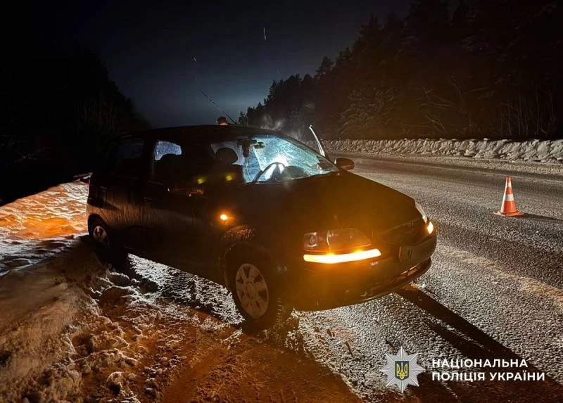 Пішохода у важкому стані забрали до реанімації: поліція з’ясовує обставини нічної аварії під Житомиром