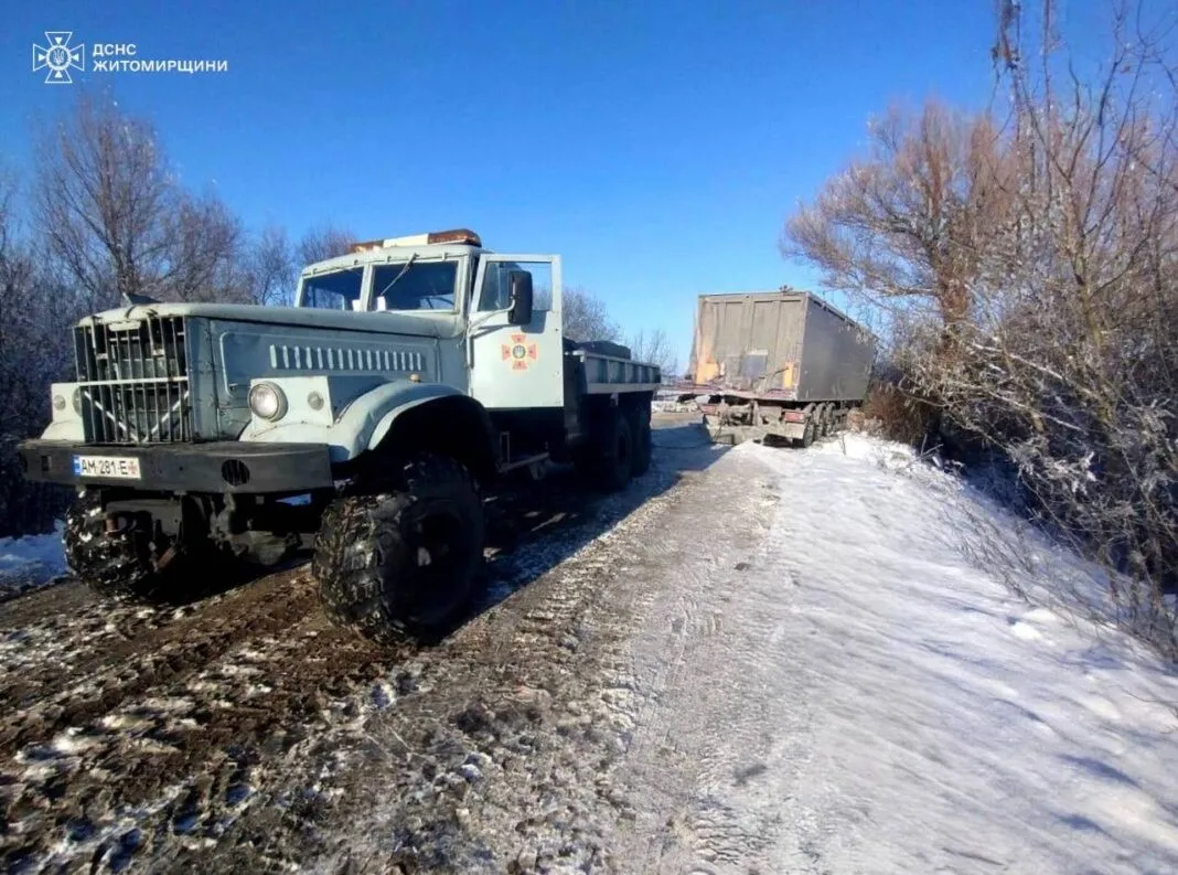 Крижана пастка: на Житомирщині рятувальники визволяли «швидку» з пацієнтом та заблоковану вантажівку