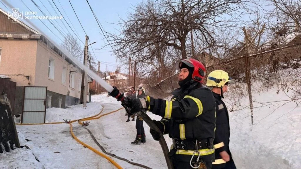 Вогонь ледь не знищив цілий квартал: деталі вечірньої пожежі у житловому секторі Житомира