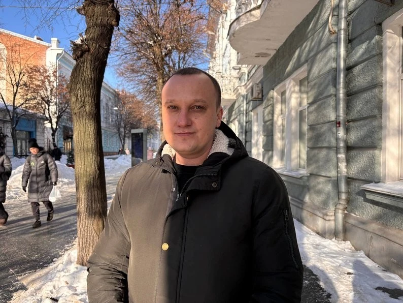 Сніг і крига паралізують зупинки Житомира: комунальники працюють над ліквідацією наслідків