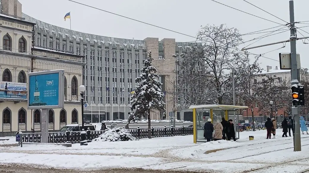 Сніг і крига паралізують зупинки Житомира: комунальники працюють над ліквідацією наслідків