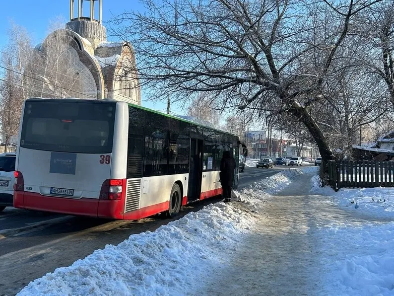 Сніг і крига паралізують зупинки Житомира: комунальники працюють над ліквідацією наслідків