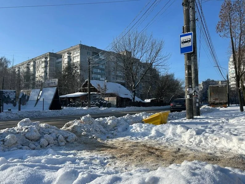 Сніг і крига паралізують зупинки Житомира: комунальники працюють над ліквідацією наслідків