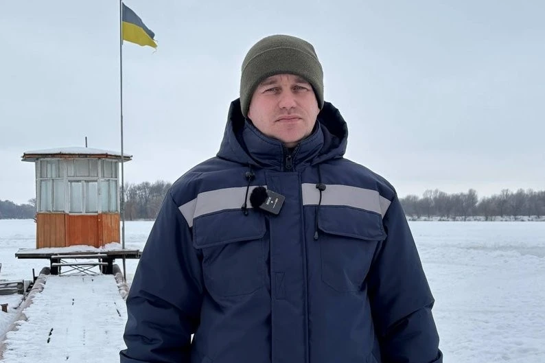 Бердичівські мешканці перетворили річку на льодову ковзанку та хокейний майданчик