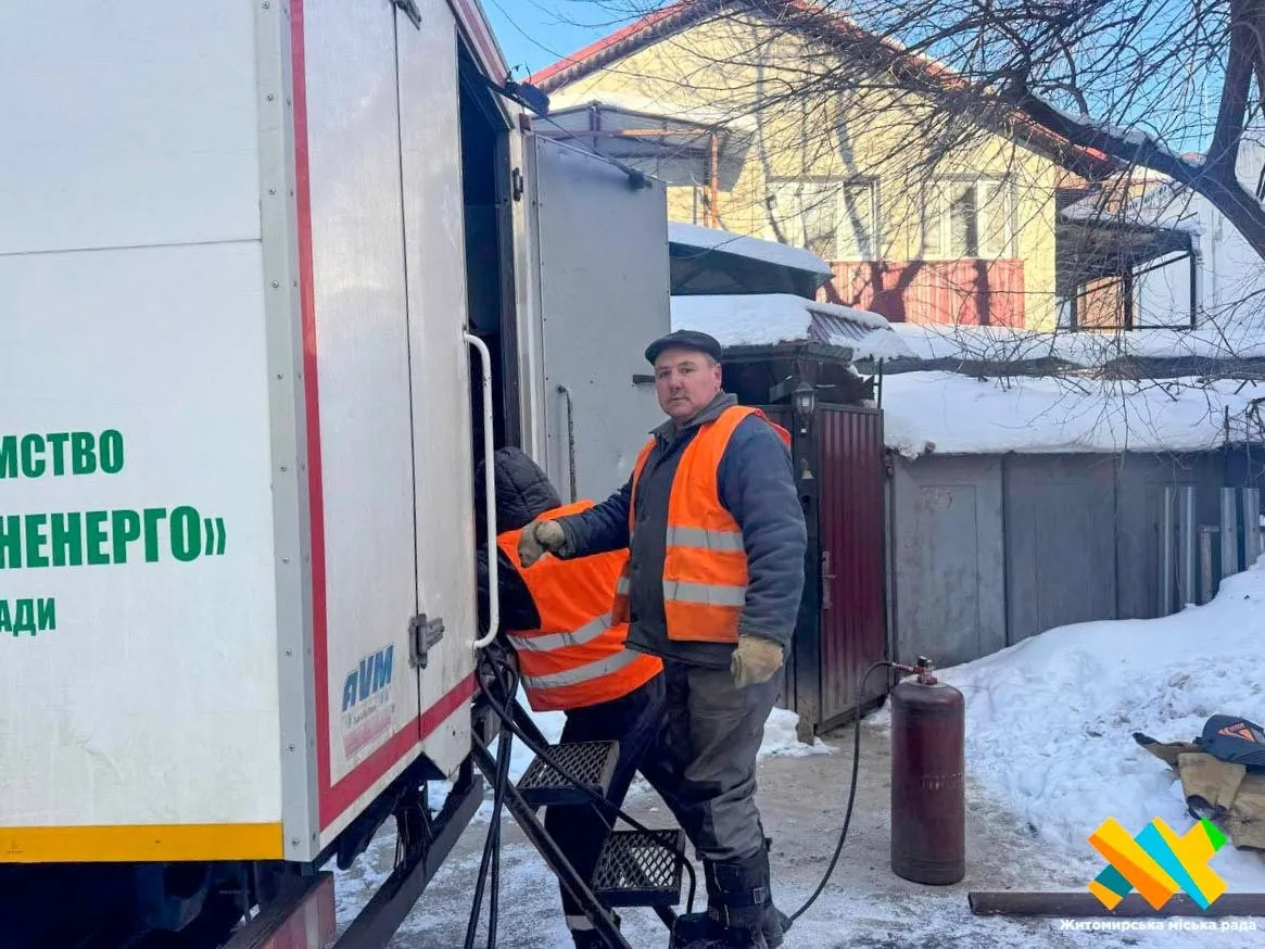 Битва за тепло при мінус 18: як житомирські комунальники приборкують крижану стихію
