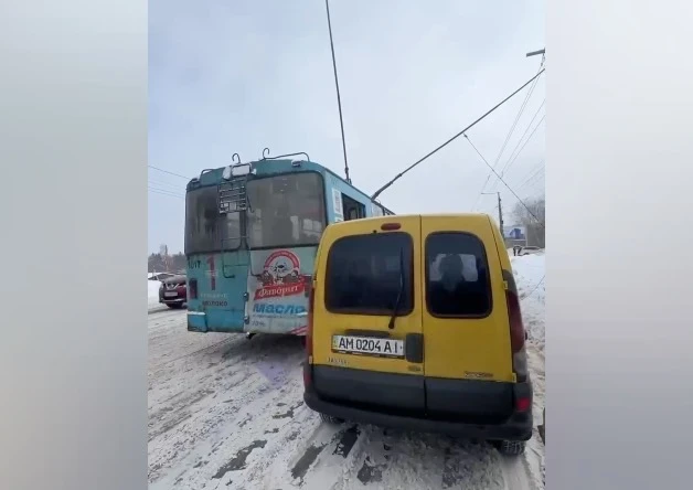Сила громади проти “героя паркування”: у Житомирі перехожі рятували заблокований тролейбус