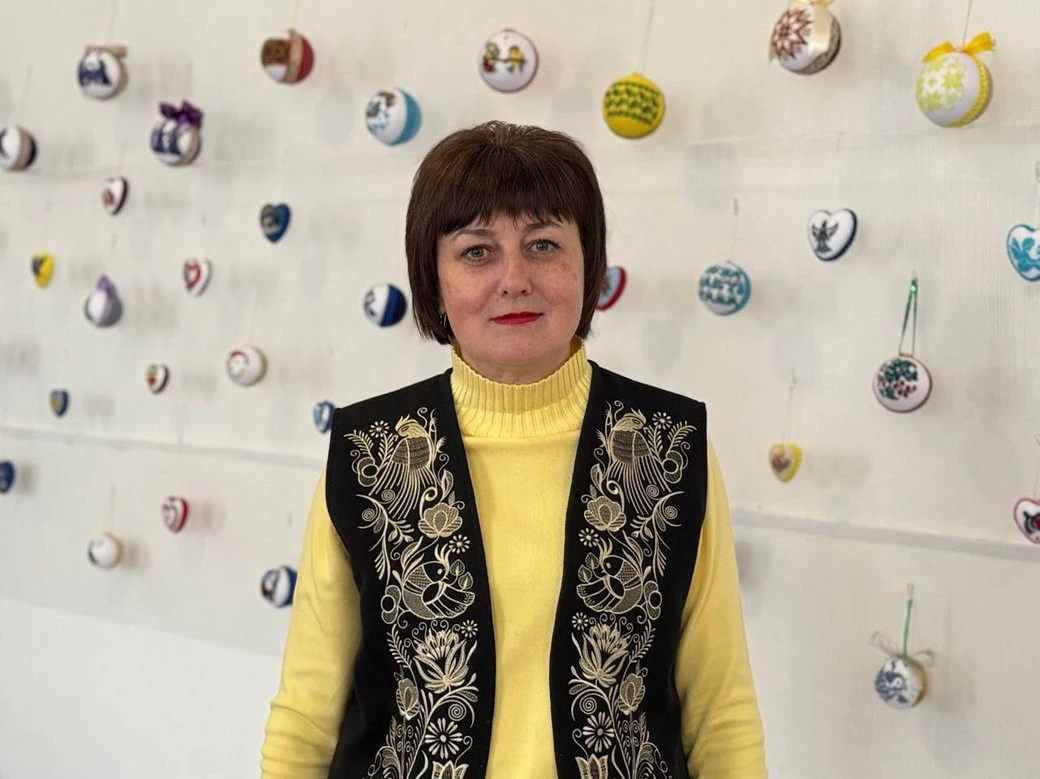 Від касок ЗСУ до святкових вітрин: як майстриня з Овруча перетворює вишивку на живу історію