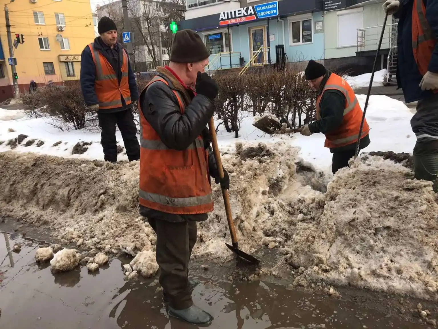 Житомир рятують від «великої води»: комунальники розчищають місто від наслідків відлиги