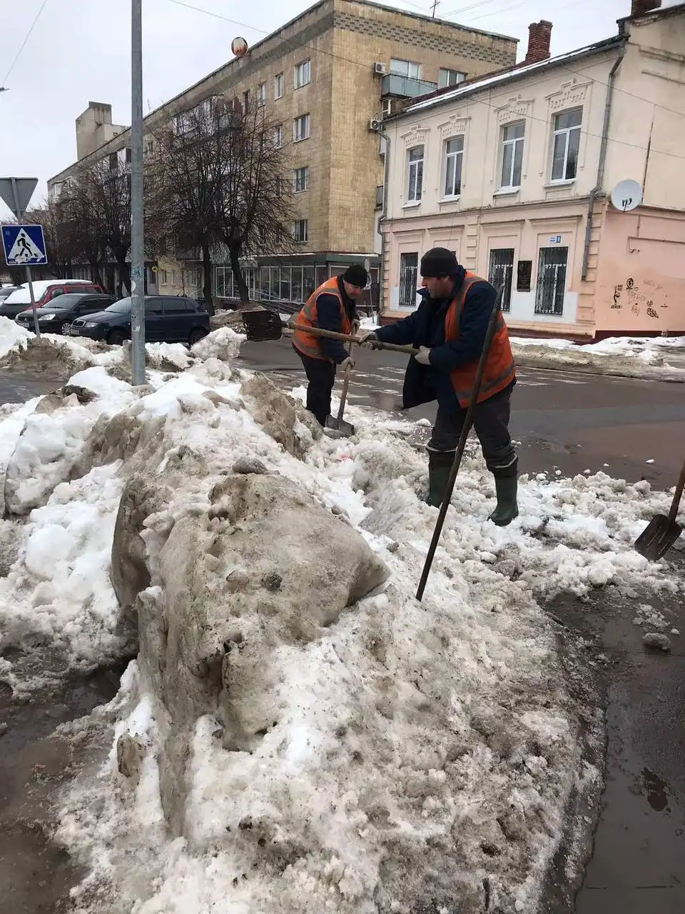 Житомир рятують від «великої води»: комунальники розчищають місто від наслідків відлиги