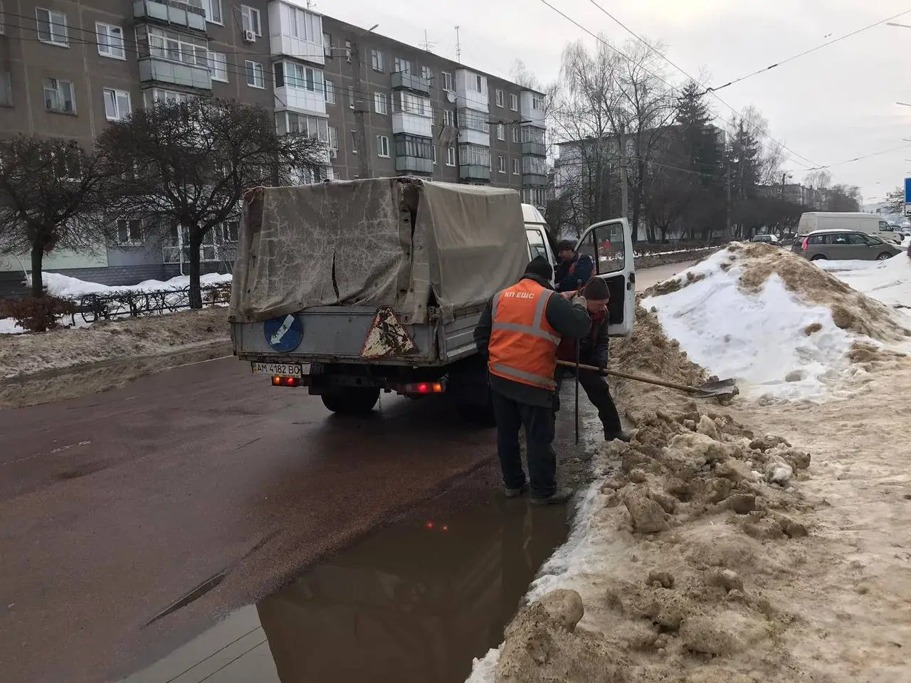 Житомир рятують від «великої води»: комунальники розчищають місто від наслідків відлиги