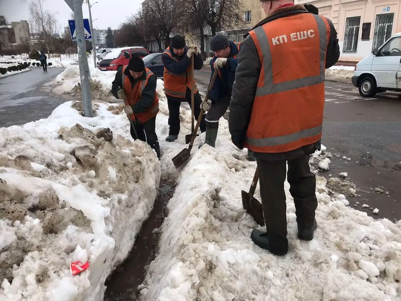 Житомир рятують від «великої води»: комунальники розчищають місто від наслідків відлиги