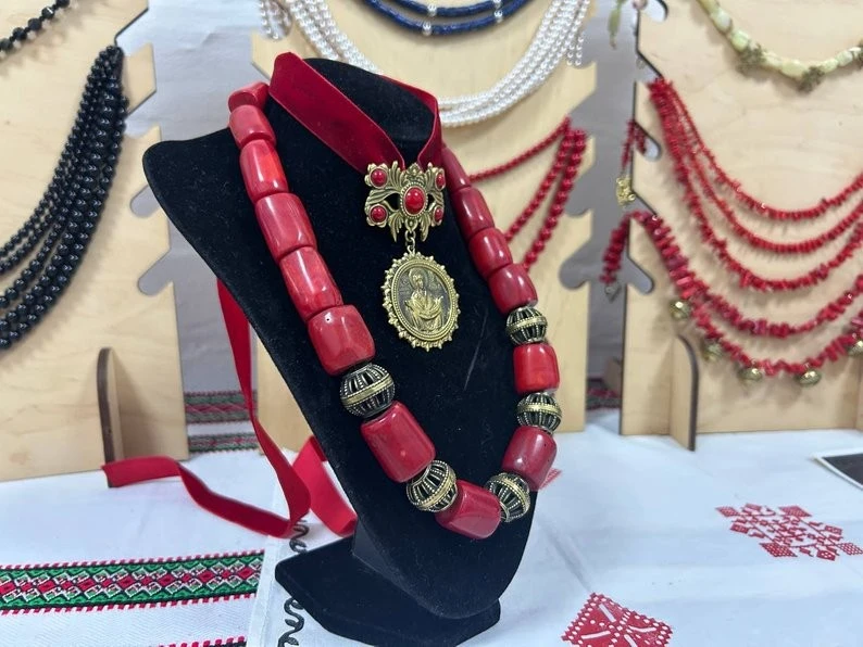 Від родинного оберега до 164 шедеврів: як житомирська майстриня відроджує код українського намиста