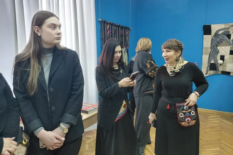 Живопис на килимах та пам’ять поколінь: у Житомирі представили експозицію одеської мисткині