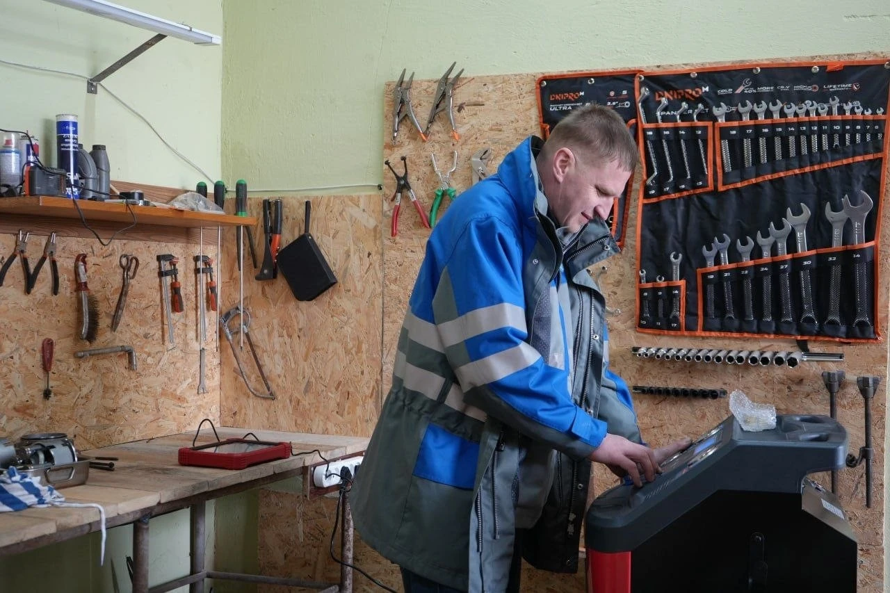 Від окопів до власного бізнесу: як ветеран із Житомирщини перетворив бойовий досвід на успішну СТО