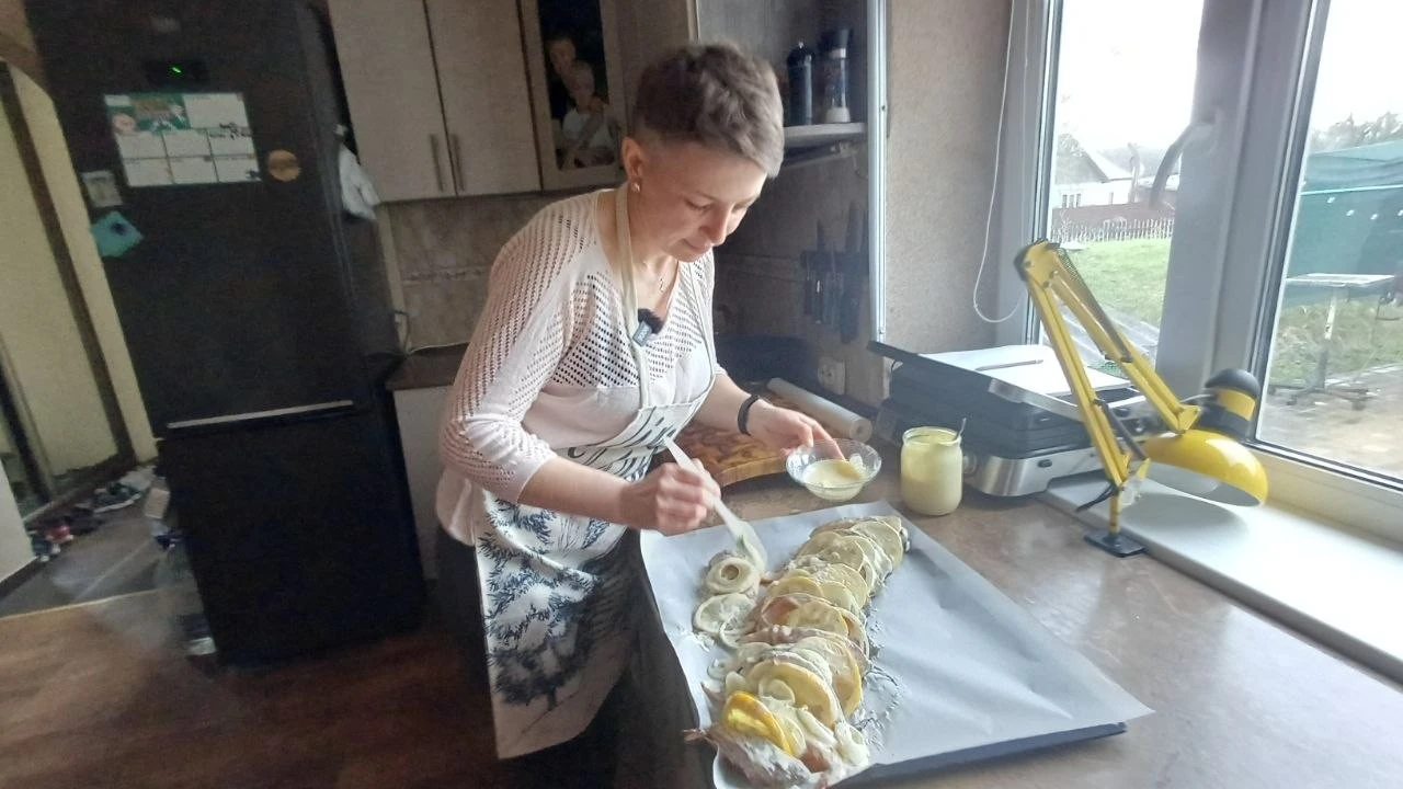 Секрети святкового столу: як відома блогерка з Малина готує запеченого коропа