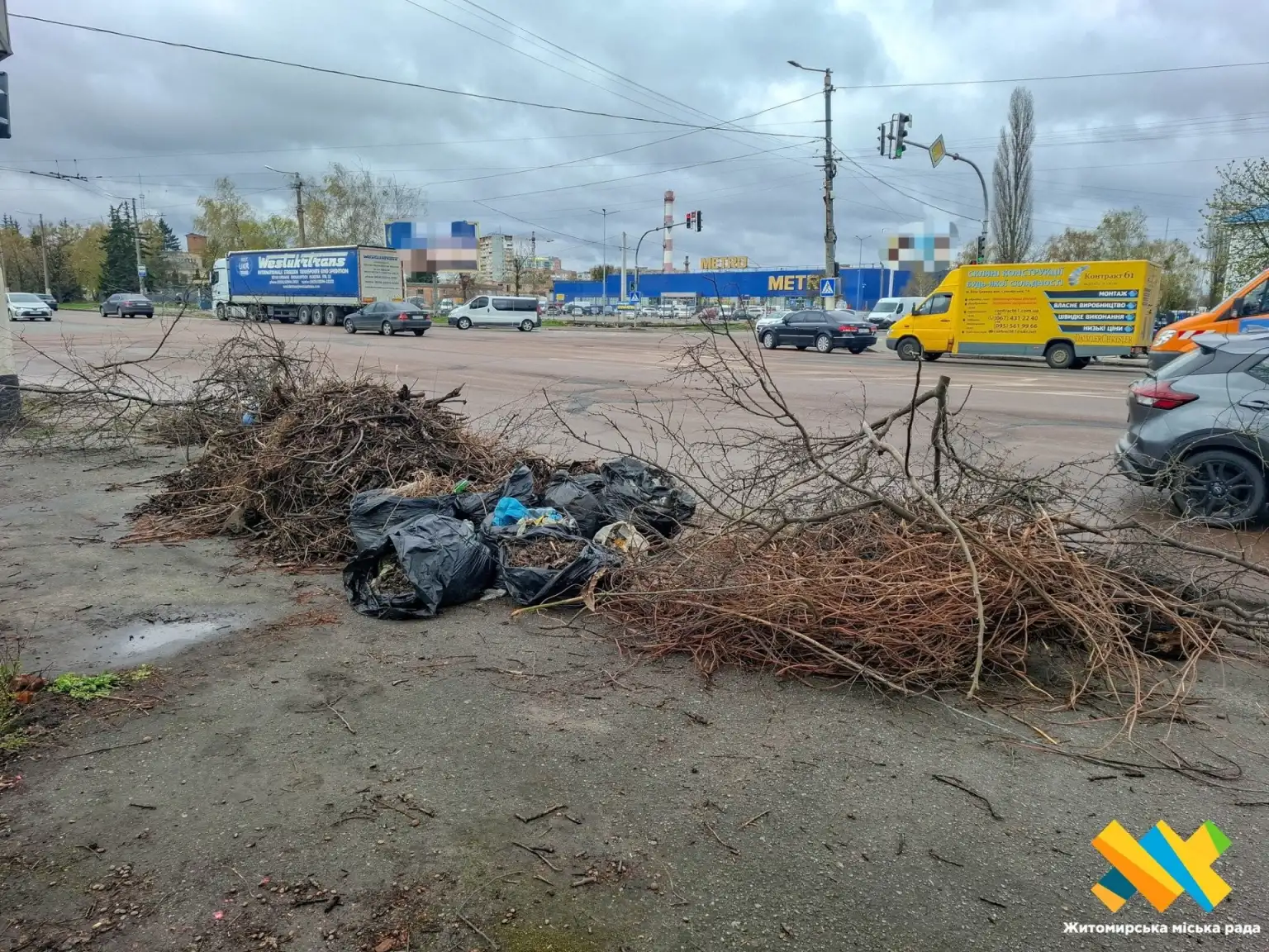 Камери зафіксували порушників: у Житомирі ліквідували чергове стихійне звалище