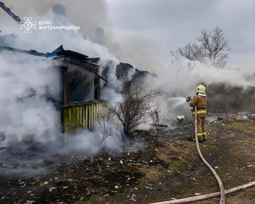 Дві родини у Білій Криниці залишилися просто неба через вогонь