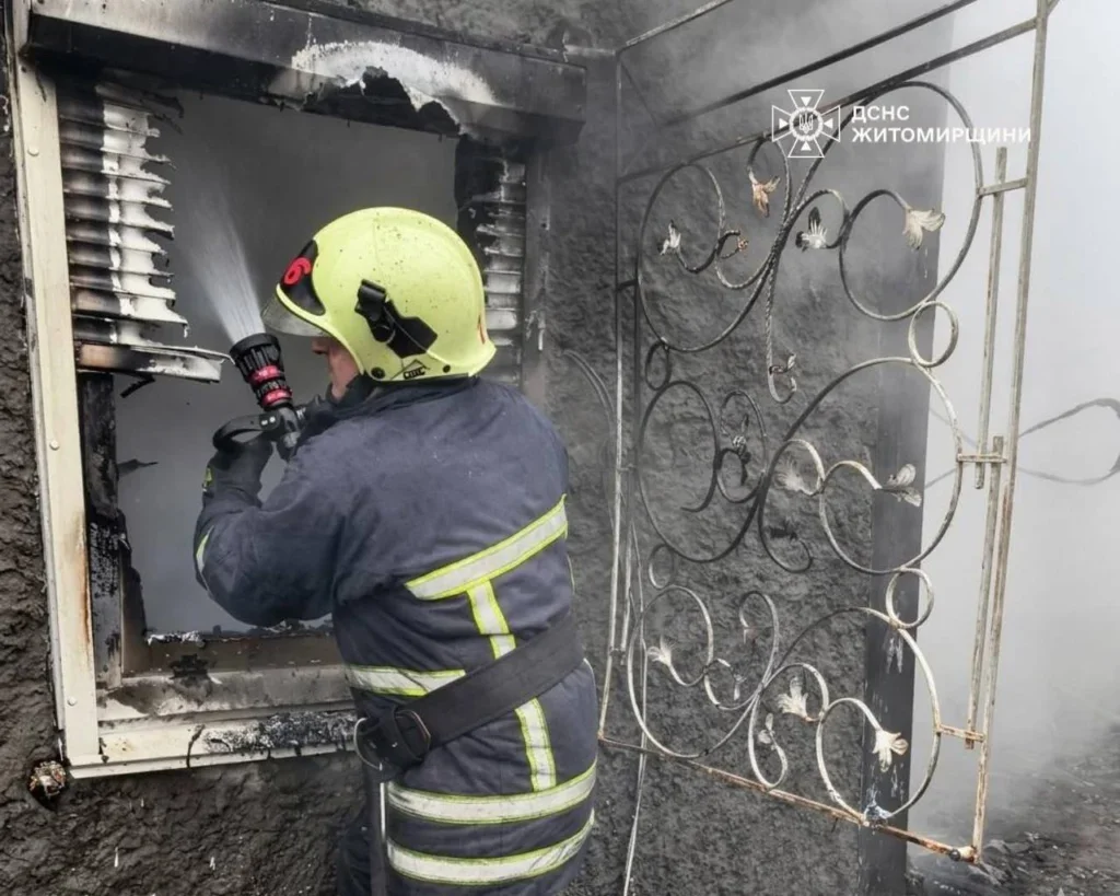 Дві родини у Білій Криниці залишилися просто неба через вогонь