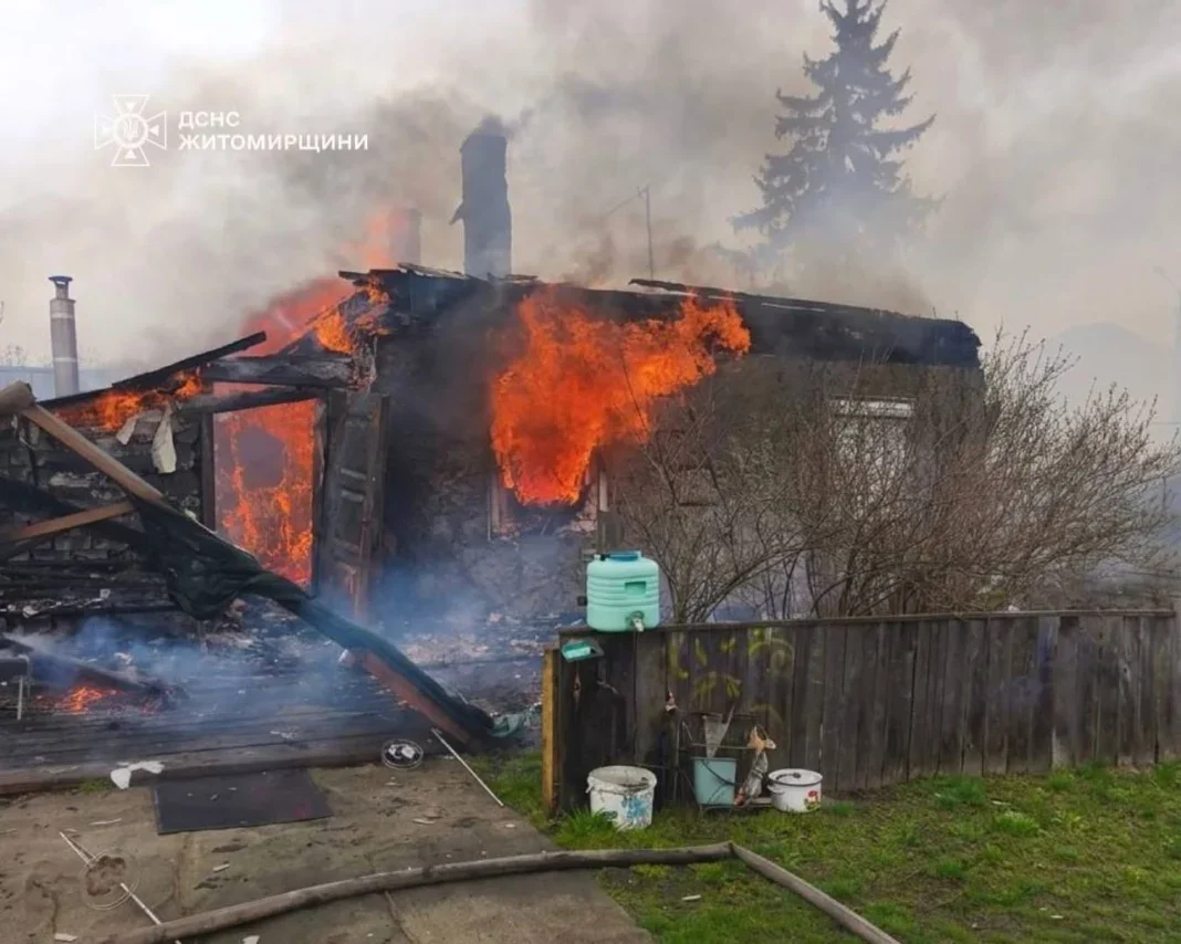 Дві родини у Білій Криниці залишилися просто неба через вогонь