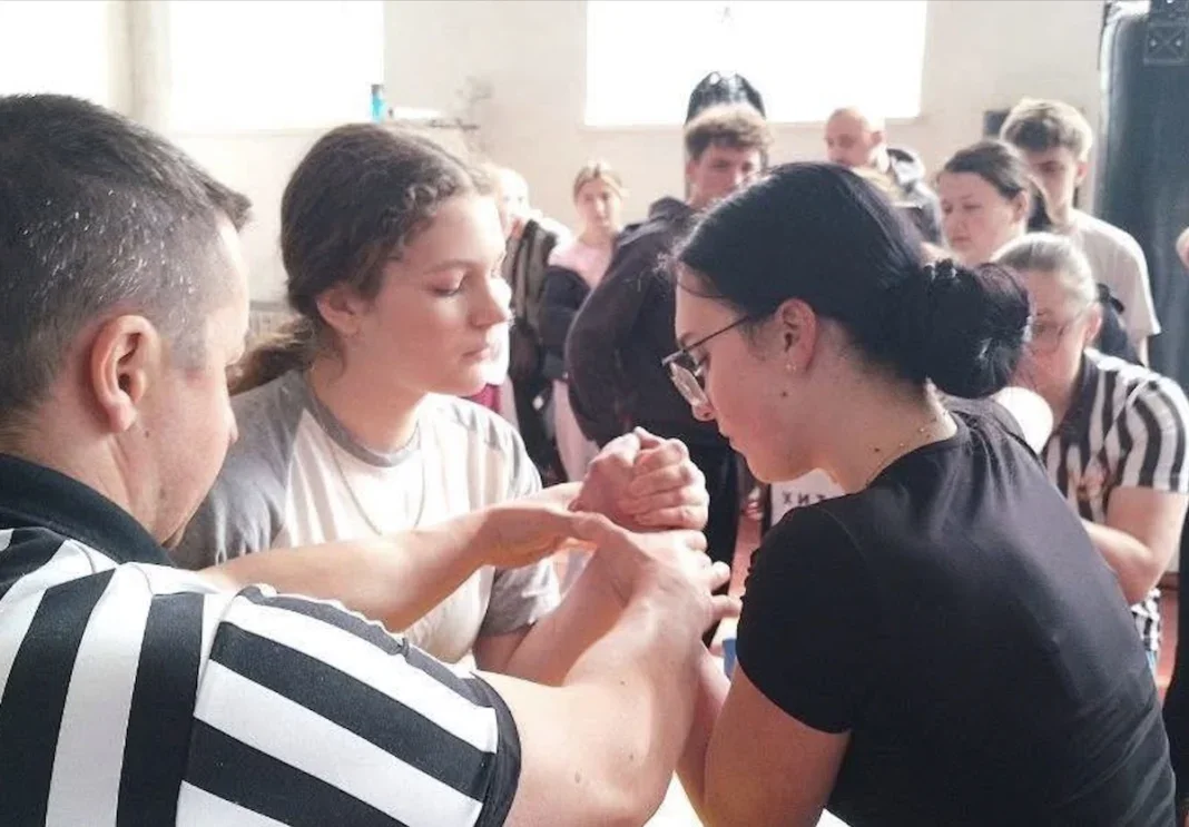 Курсанти і юні спортсмени зійшлися за одним столому Житомирі провели відкритий турнір з армреслінгу