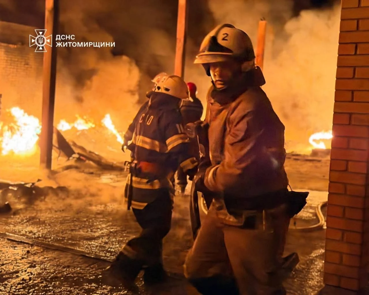 Нічна пожежа в Житомирі: рятувальники гасили вогонь на площі 1000 квадратних метрів