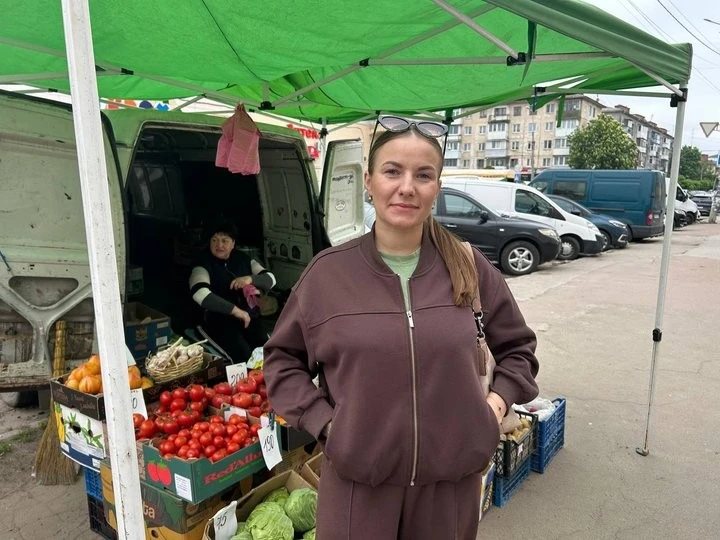 Закарпатська та місцева полуниця на Житньому ринку: ціни, попит та перші відгуки покупців у Житомирі