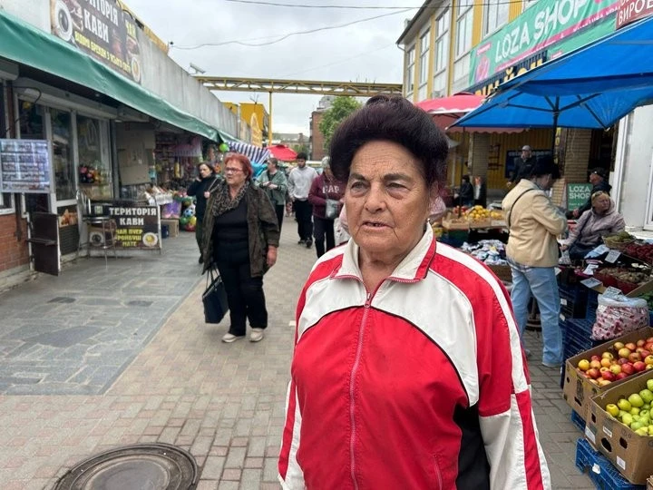 Закарпатська та місцева полуниця на Житньому ринку: ціни, попит та перші відгуки покупців у Житомирі