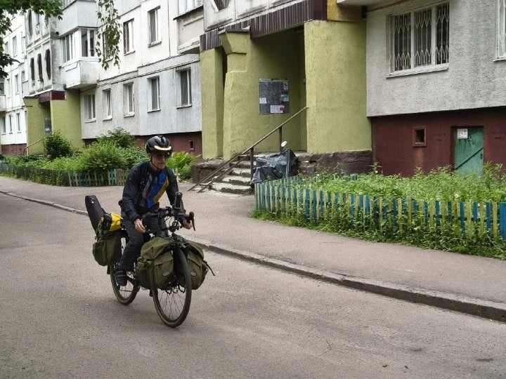 Велосипедний марафон заради сили духу: американський фотограф Калеб Берг дістався Житомира на шляху до Києва