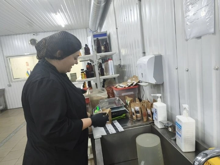 Поліський дуб замість луганського диму: як релокований бізнес створює у Житомирі унікальні копчені спеції