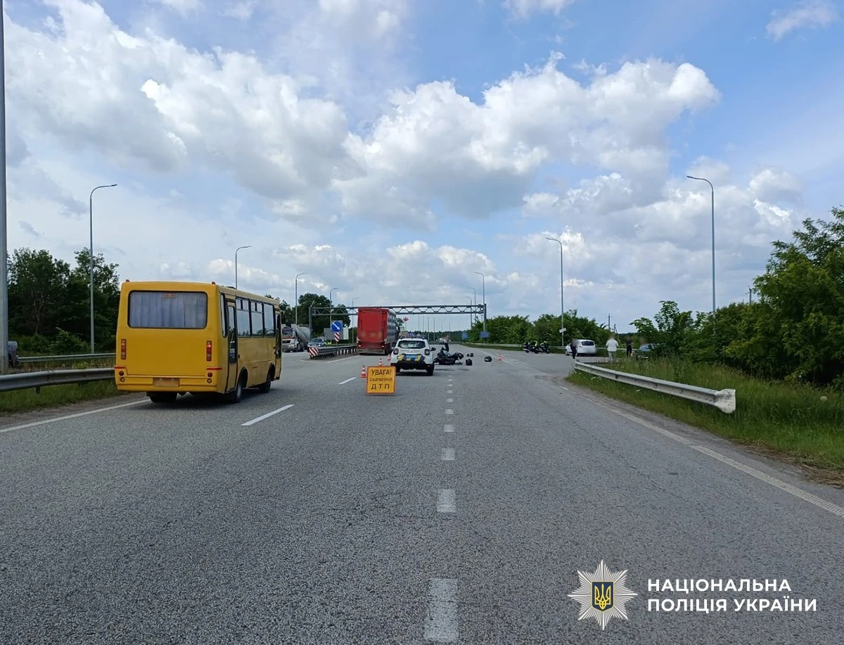 Госпіталізація на трасі Київ – Чоп: під Житомиром мотоцикл BMW врізався в автомобіль Nissan