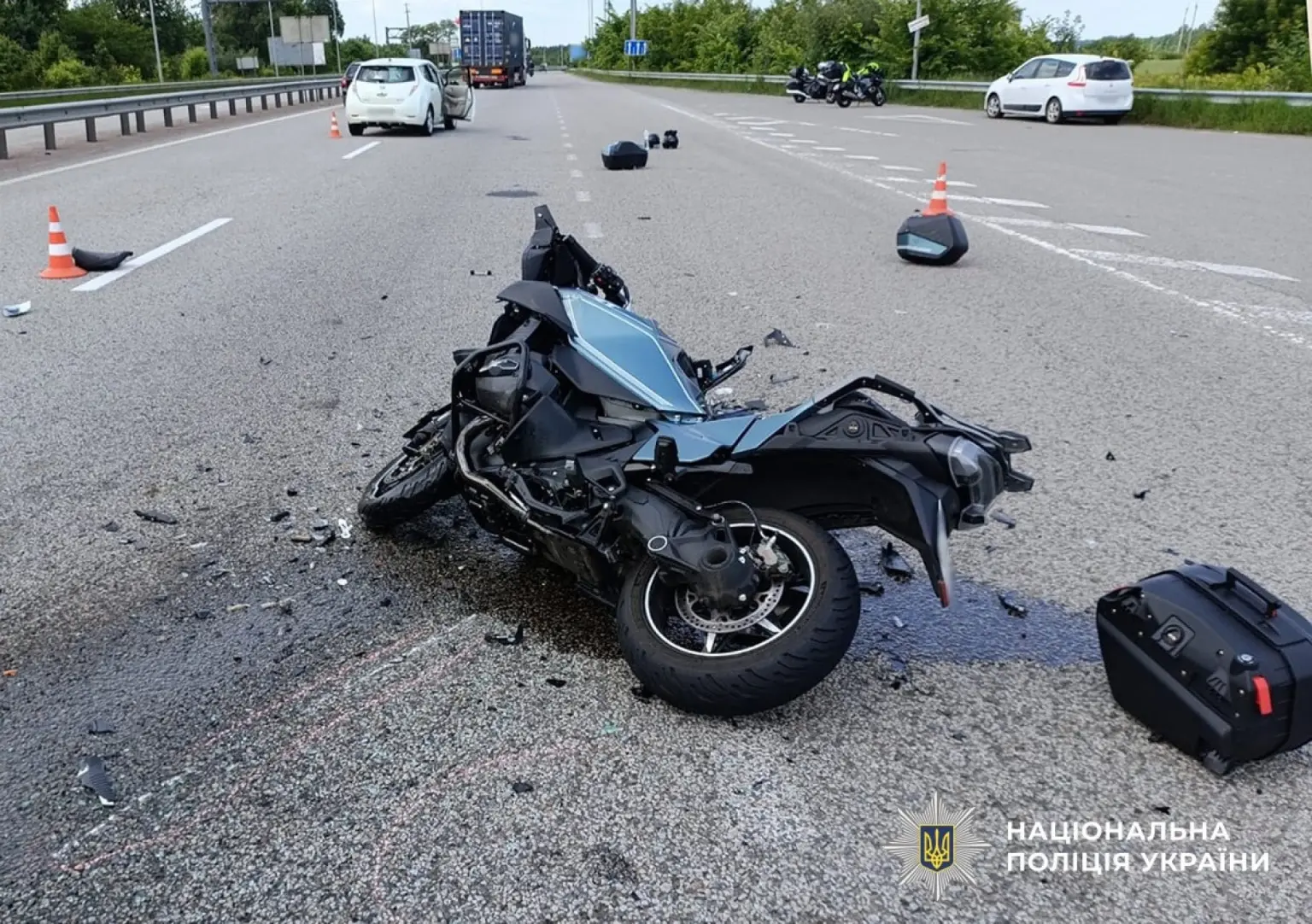 Госпіталізація на трасі Київ – Чоп: під Житомиром мотоцикл BMW врізався в автомобіль Nissan