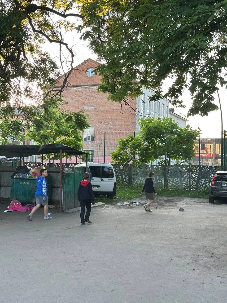 Замкнений стадіон житомирського ліцею: чому діти тренуються серед побутових відходів