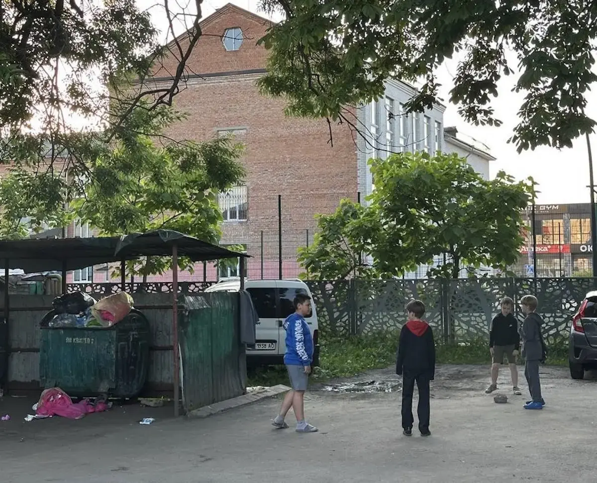 Замкнений стадіон житомирського ліцею: чому діти тренуються серед побутових відходів