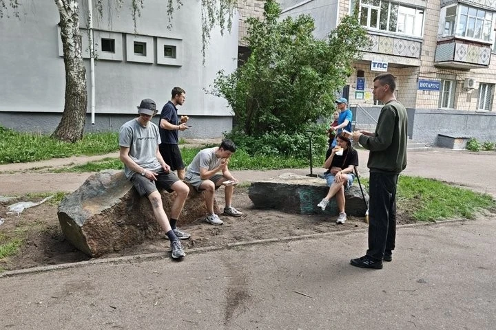 Замість пустиря — граніт і зелень: як грантові кошти та волонтери змінили локацію у середмісті Житомира