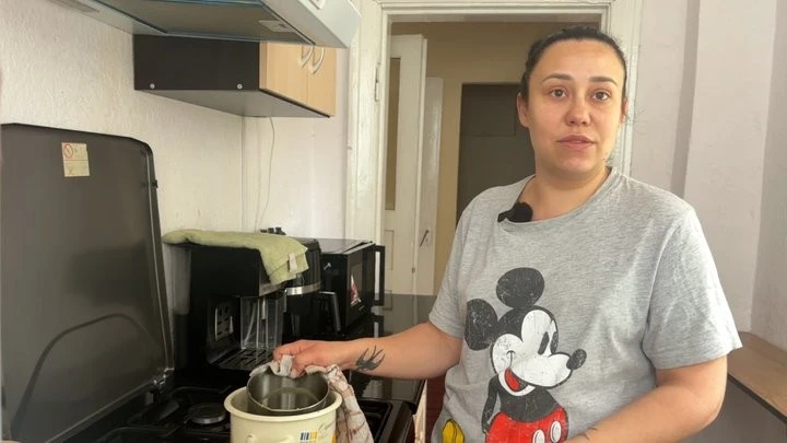 Мед, спогади та затишок: переселенка зі Слов’янська створює воскові свічки на Житомирщині