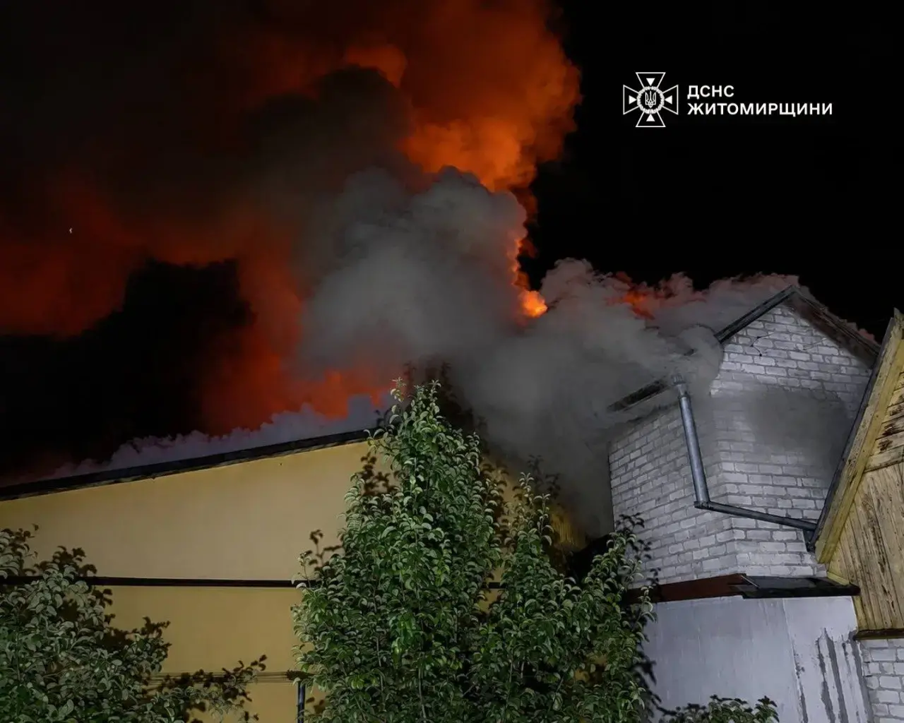 Масштабна нічна пожежа в Житомирі: вогонь знищив дах приватного будинку