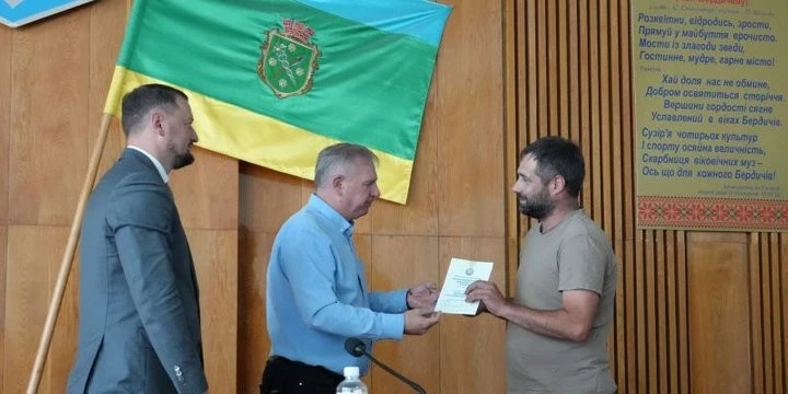Понад 150 авто для фронту: бердичівські волонтери отримали почесні нагороди від Головкома