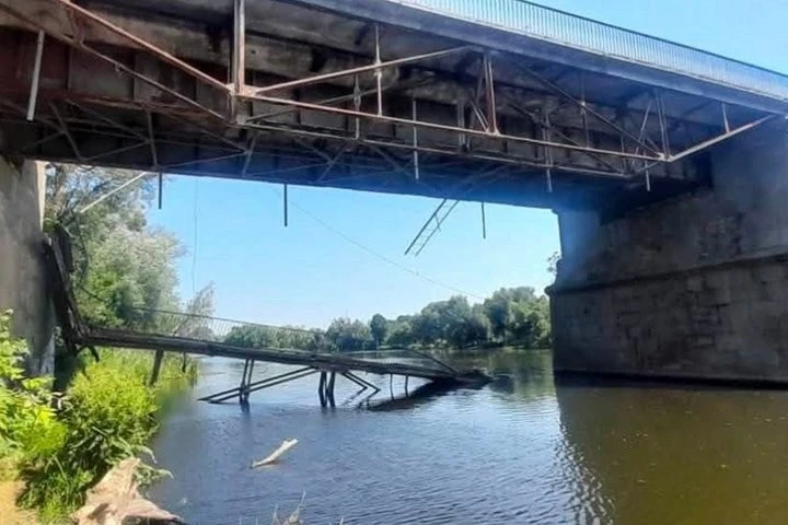 У Коростишеві обвалилася частина мосту: мешканці відрізані від центру