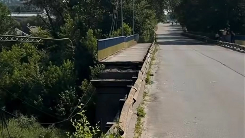 У Коростишеві обвалилася частина мосту: мешканці відрізані від центру