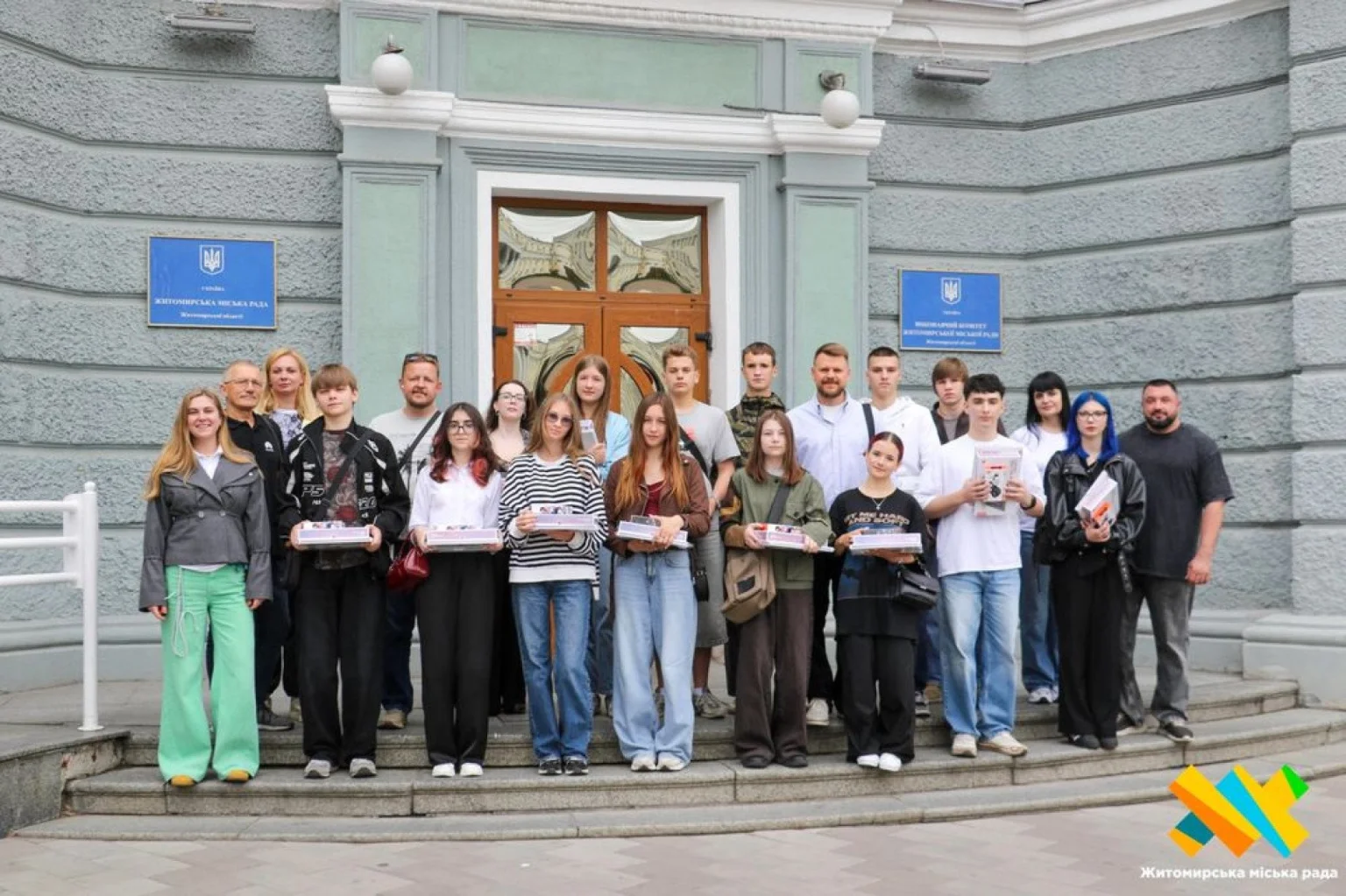 У Житомирі дітям загиблих воїнів вручили гаджети для здобуття вищої освіти