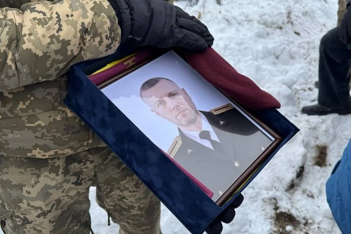 Пам’ять крізь біль: сестра полеглого воїна з Житомирщини написала про нього книгу