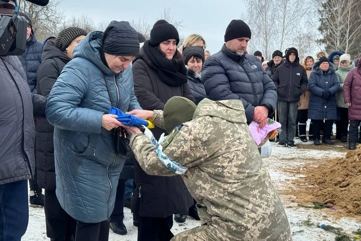 Пам’ять крізь біль: сестра полеглого воїна з Житомирщини написала про нього книгу