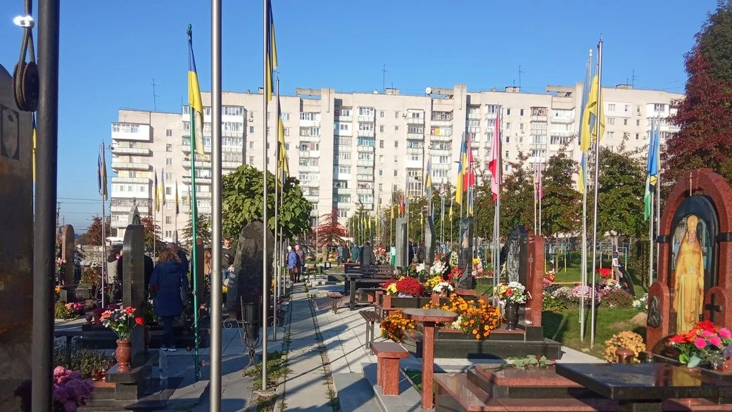 Нове місце спочинку для героїв: у Житомирі закривають військовий цвинтар