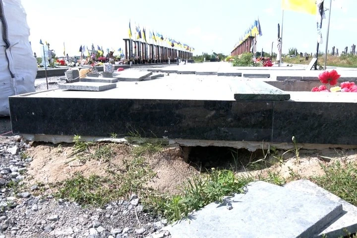 Мати полеглого воїна на Житомирщині б’є на сполох через підтоплення поховання