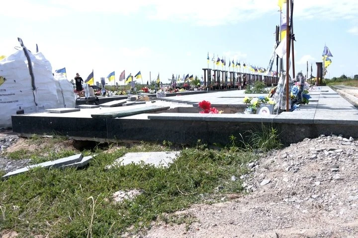 Мати полеглого воїна на Житомирщині б’є на сполох через підтоплення поховання