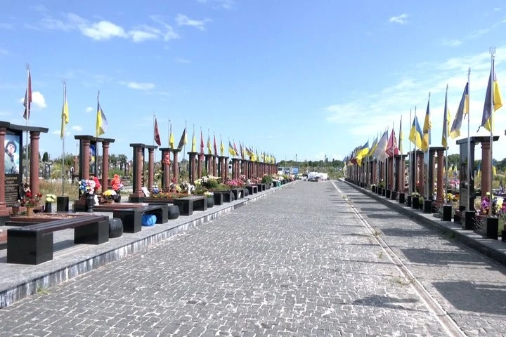 Мати полеглого воїна на Житомирщині б’є на сполох через підтоплення поховання