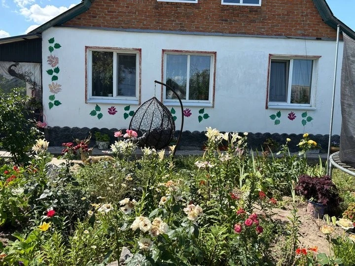 Нове життя зупинки та власного подвір’я: як медична сестра з Житомирщини прикрашає село Некраші
